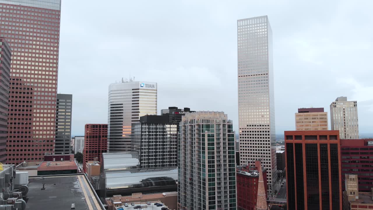 일출 직후 덴버 콜로라도 시내의 공중 정착