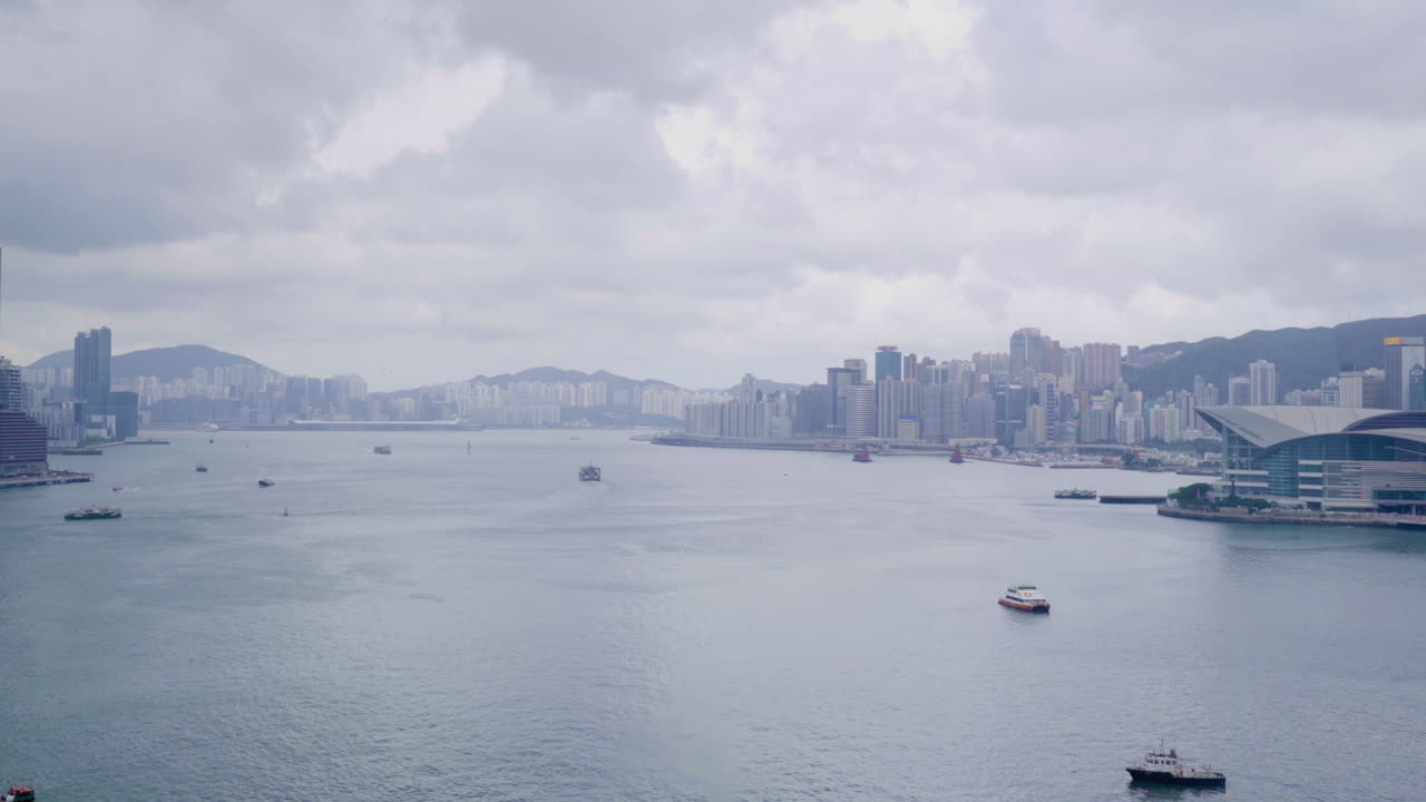 pov vista desde la rueda gigante giratoria revelando el hermoso paisaje del puerto de victoria, hong kong