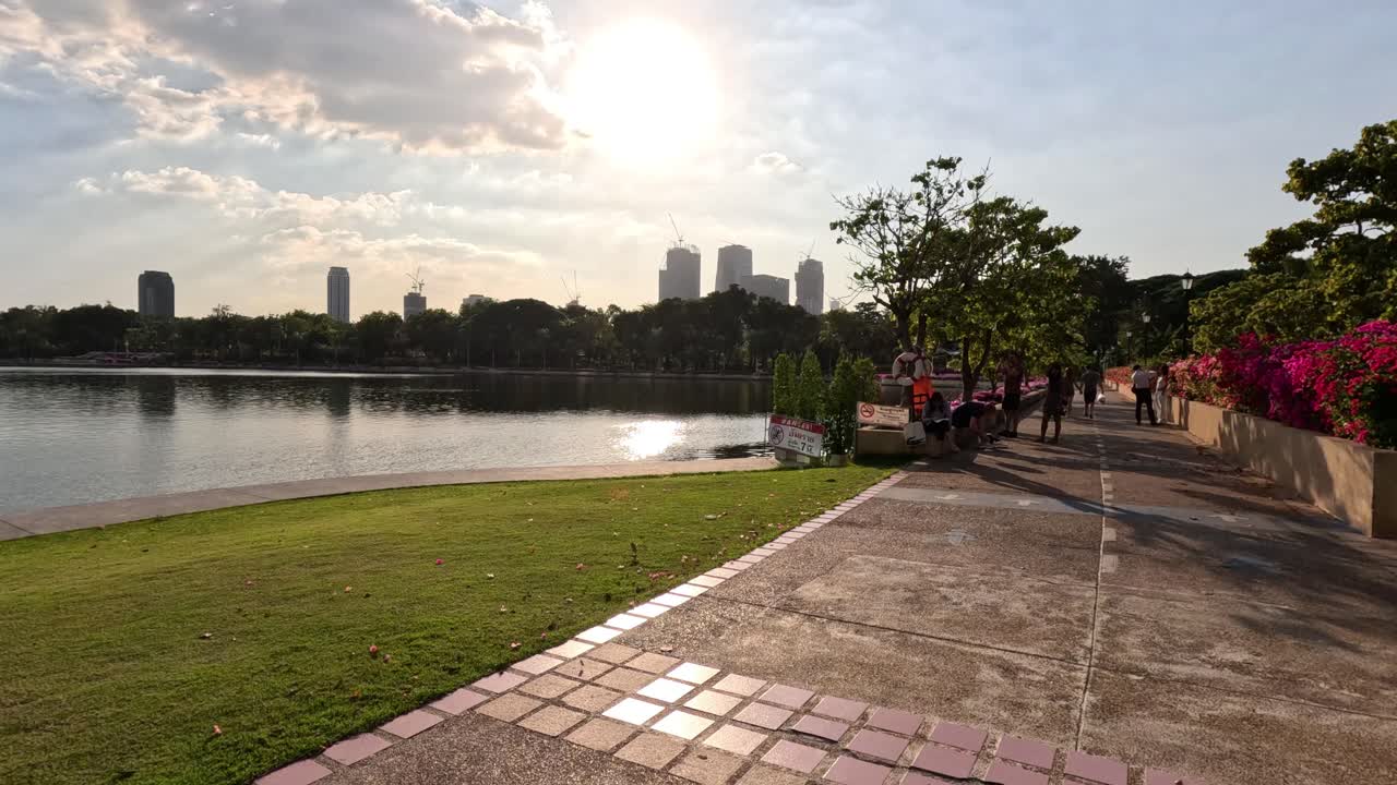 Una passeggiata tranquilla in riva a un lago in un parco cittadino