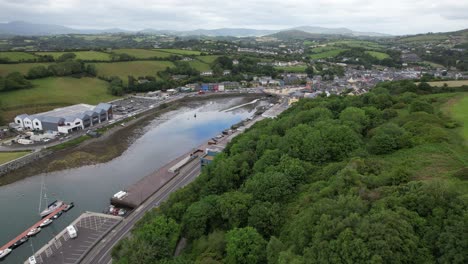 Ciudad-De-Bantry-En-El-Suroeste-Del-Condado-De-Cork,-Irlanda-Revelan-Sobre-árboles-Vista-Aérea-De-Drones