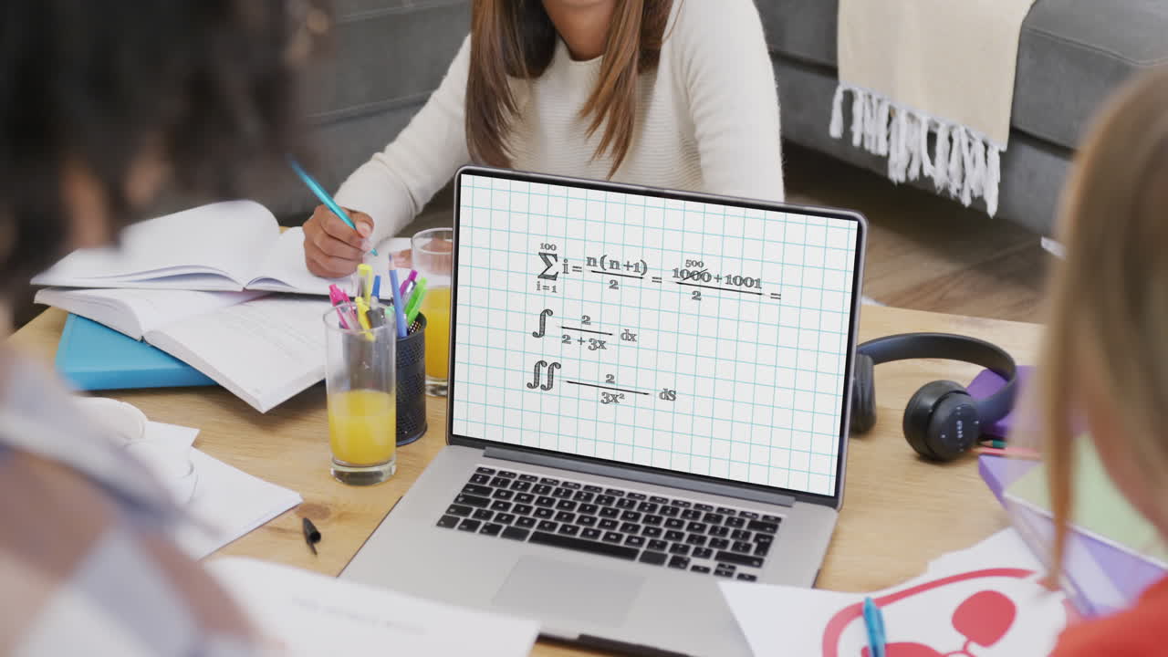 composición de estudiantes diversos en la computadora portátil aprendizaje en línea con matemáticas en la pantalla