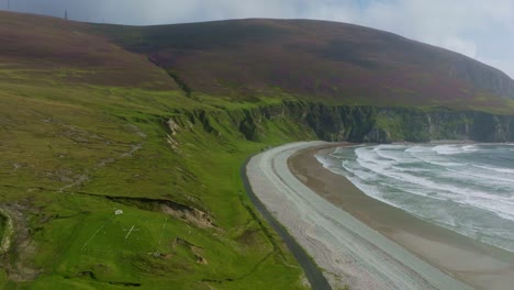 Malerische-Aufnahme-Der-Klippen-Am-Keel-Beach,-Irland