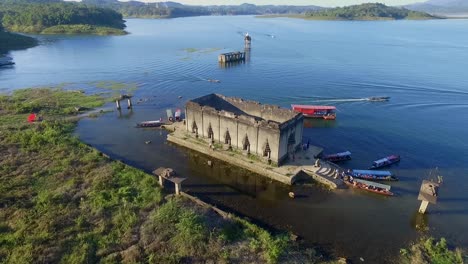 Sangklaburi-In-Der-Provinz-Kanchanaburi-In-Thailand-Ist-Berühmt-Für-Seinen-Versunkenen-Buddhistischen-Tempel