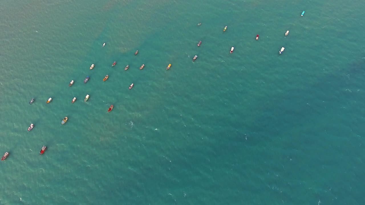 브라질 리오 도 푸고 (rio do fogo) 의 푸르키즈색 바다에 정박한 전통적인 시 보트.