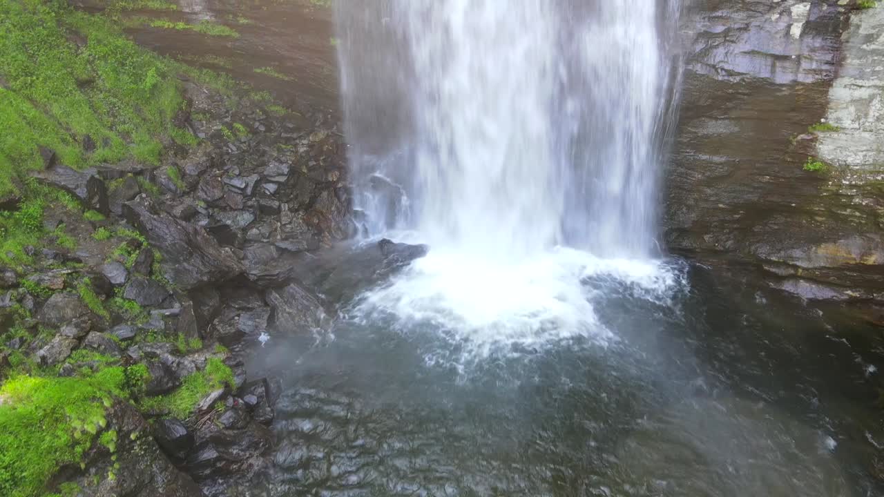 Et utmerket luftfoto av Looking Glass Falls i Pisgah nasjonalskog, Nord-Carolina.