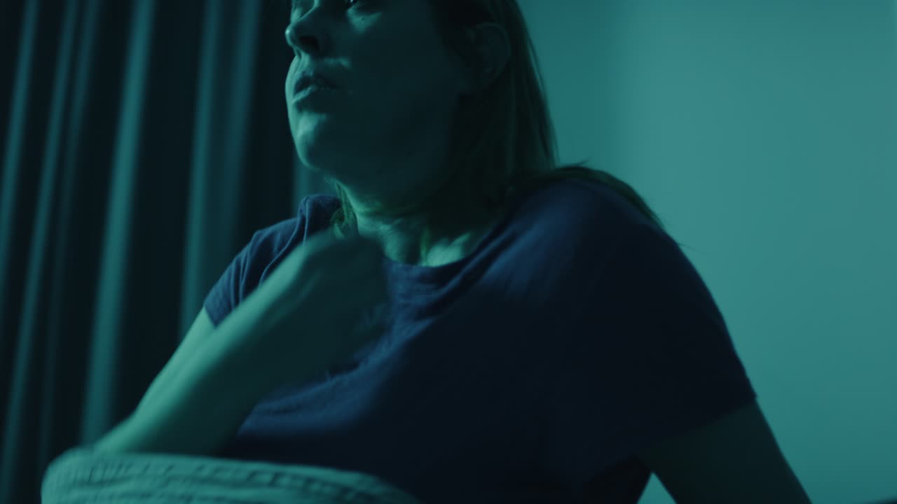 muñeco de mujer durmiente despertando y saliendo de la cama tarde en la noche