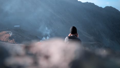 루마니아 트랜스파가라산 산꼭대기에서 바라보는 여성