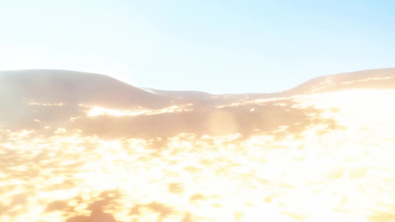 Solbeskinnet tør bakkeskråning badet i lys, solen står op over højderyggen, udvisker grusvej med linseflare.