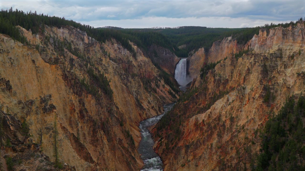 Grand Canyon Yellowstone dengan air terjun bertingkat, terlihat dari Inspiration Point dan North Rim Dr di Taman Nasional Yellowstone, Wyoming, AS. Pemandangan panorama alam yang luas dari Red Rock Point dan Lookout Point saat matahari terbenam berawan
