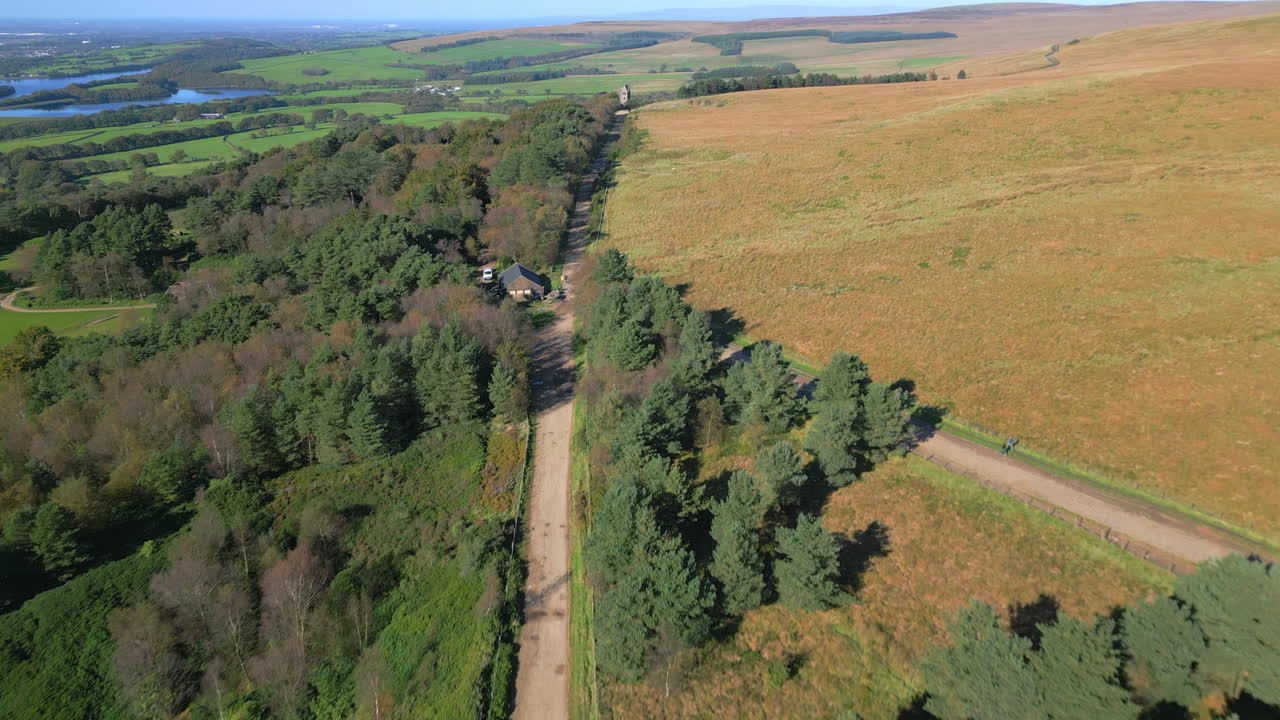 vía que atraviesa bosques y páramos con una torre de piedra al final de la vía