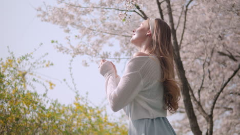 una mujer caucásica disfrutando de la temporada de primavera en el bosque de los ciudadanos de yangjae en seocho, seúl, corea del sur