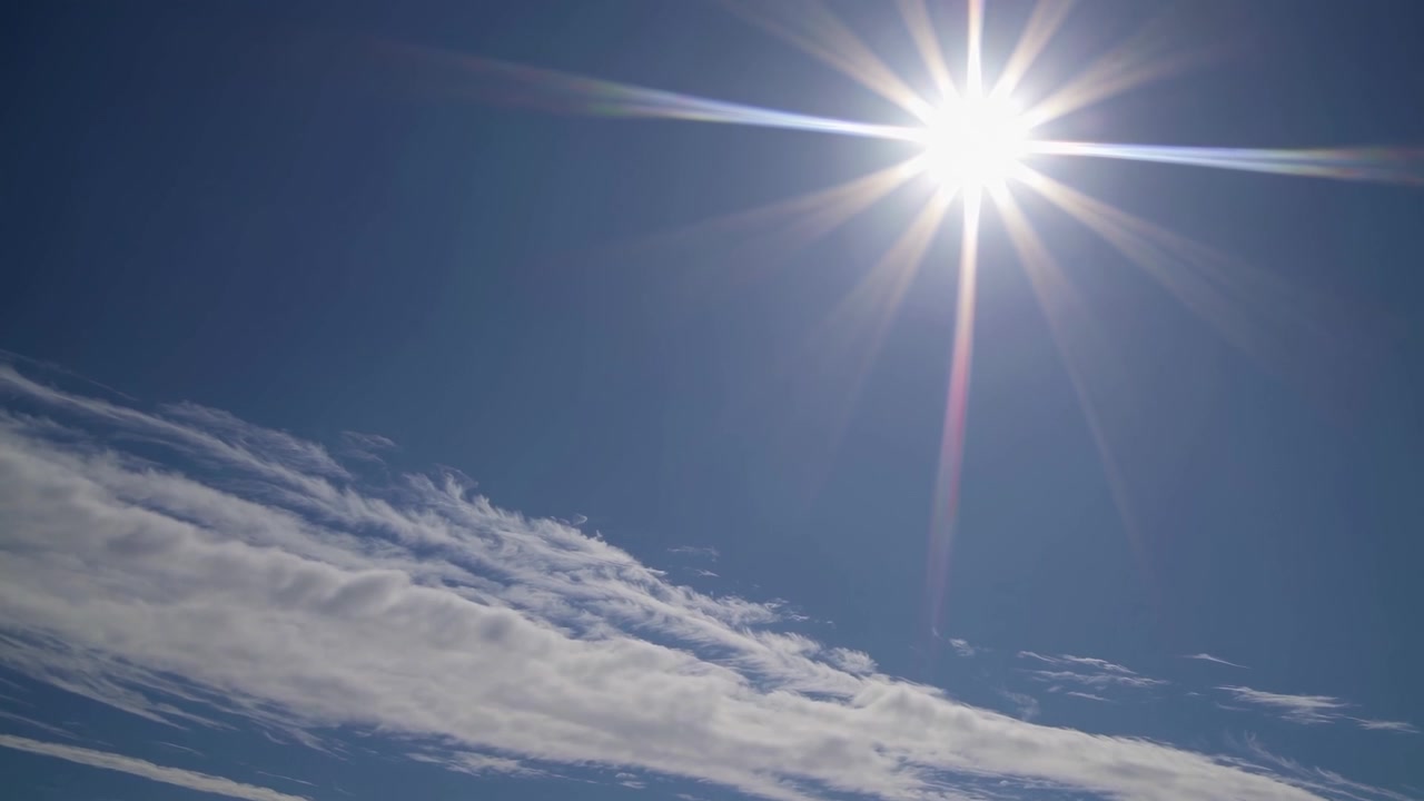 Sol brillante en un cielo azul claro con nubes tenues