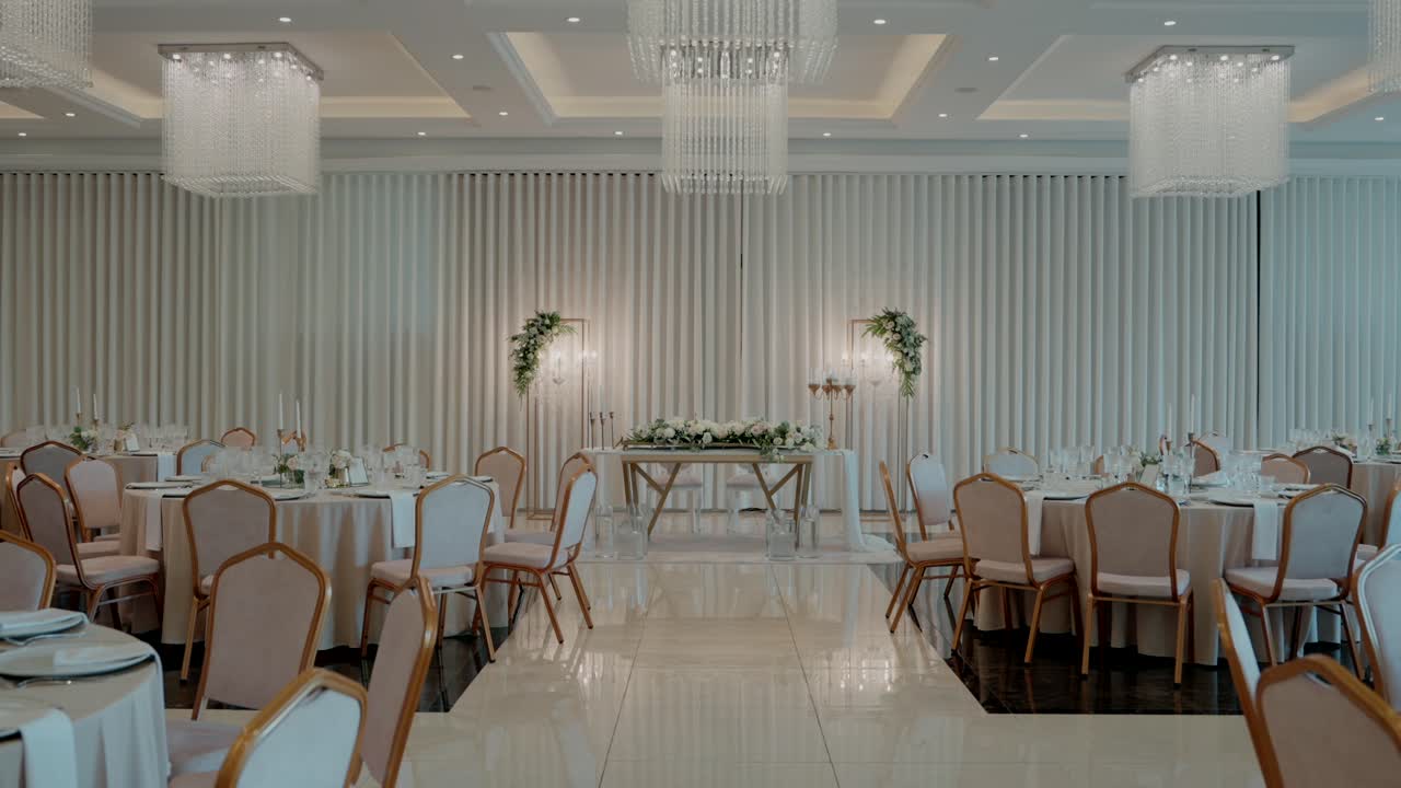 색 장식, 들리, 식탁 이 있는 우아 한 결혼식 리셉션 홀