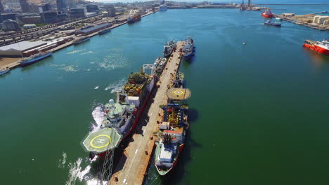 a lo largo del puerto comercial de ciudad del cabo