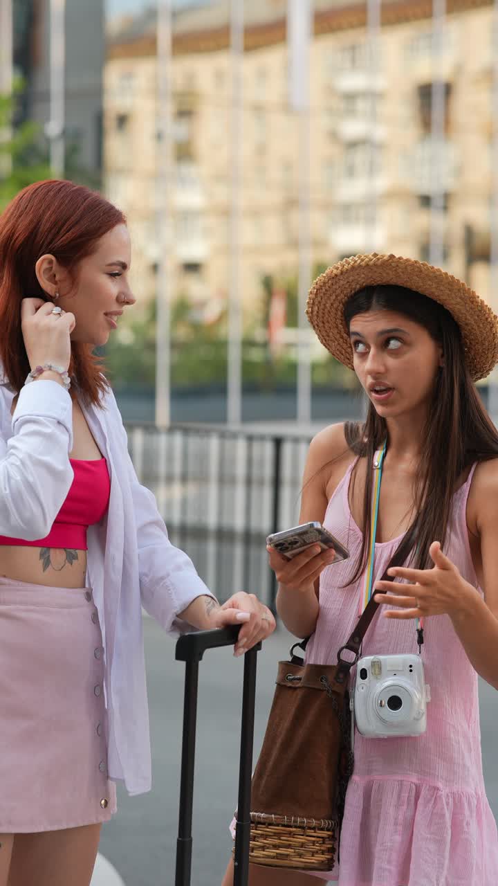 dos mujeres hablando al aire libre