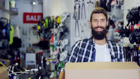 mecánico una caja de cartón en el taller