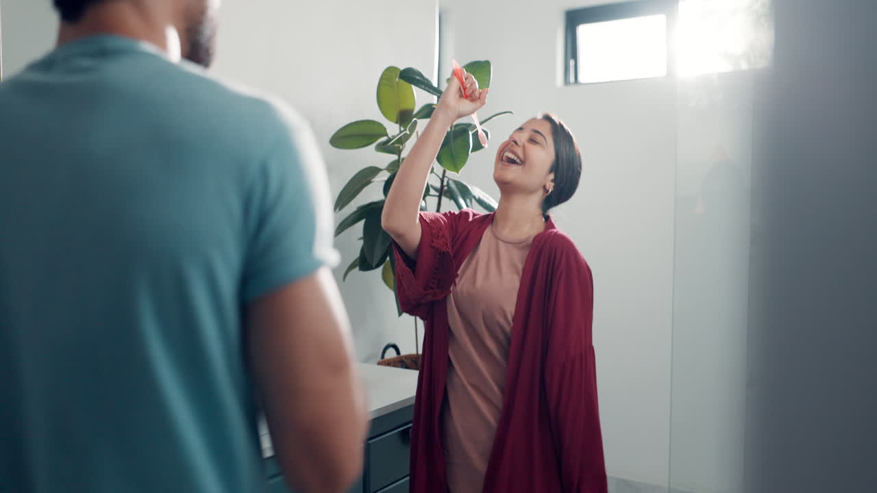 pareja cepillándose los dientes en el baño