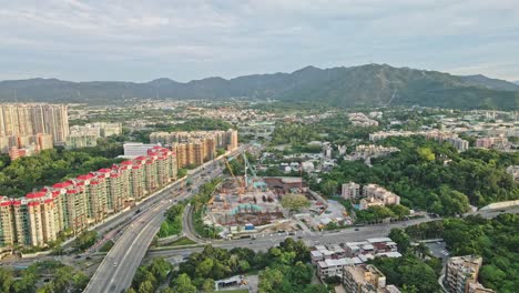 vuelo de drones hacia el sitio de construcción junto a la autopista, tin shui wai, hong kong
