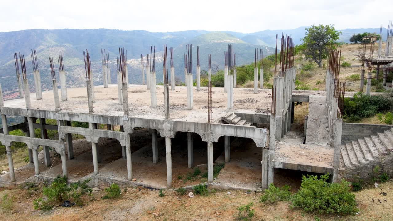 무인 항공기 조종사를 운영하는 아프리카 엔지니어 검사관 감시