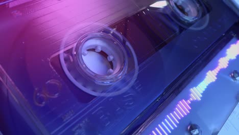 cinta giratoria en un viejo cassette vintage. concepto de música retro. ecualizador de neón. iluminación de neón vintage. animación 3d de bucle sin costuras.