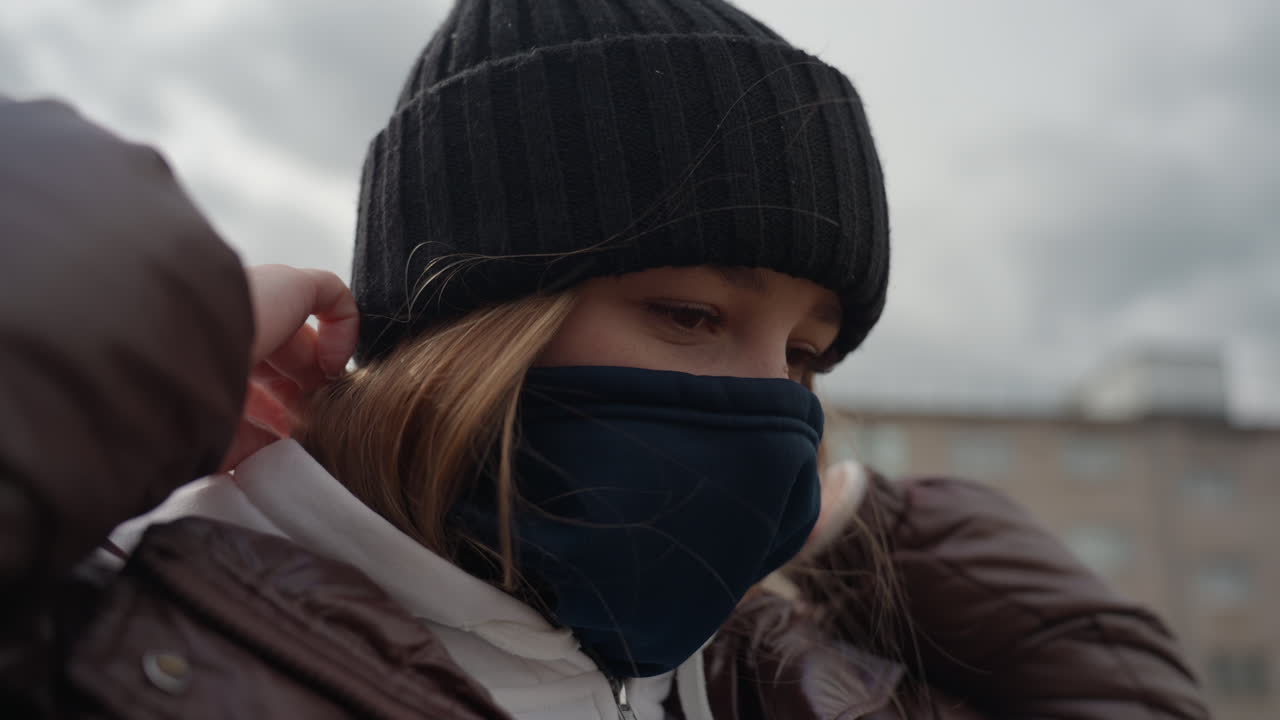 행복한 옥상 뷰, 낮 동안 옥상에서 보이는 즐거운 풍경, 건물 꼭대기에서 보이는 즐겁고 활기찬 뷰, 햇빛 아래 높은 옥상에서 경험하는 활기차고 밝은 풍경