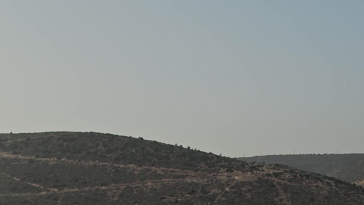Vista aerea di colline e paesaggio in Marocco con tempo sereno.
