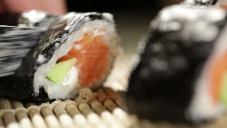 cortar los rollos de sushi