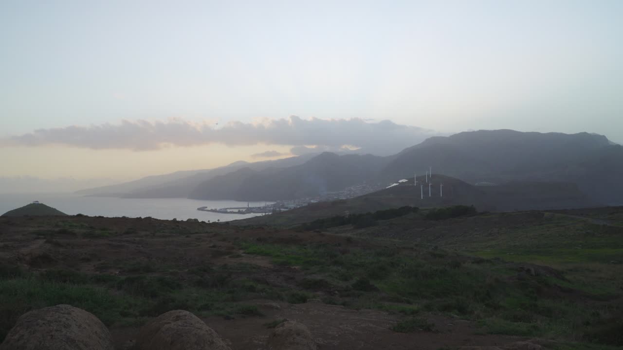 Tramonto sereno a Caniçal, isola di Madeira, Portogallo