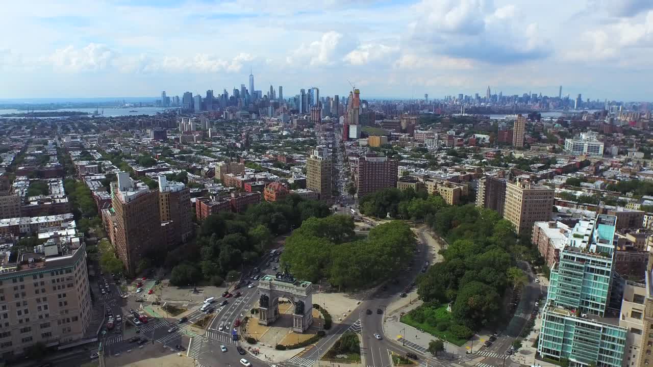 antena cinematográfica de paralaje de la grand army plaza de brooklyn con el horizonte de nueva york 4k