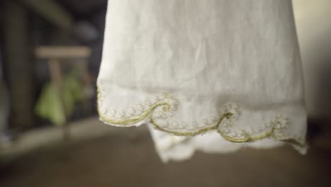tela blanca decorativa secándose en la línea de ropa en un clima cálido y ventoso, primer plano