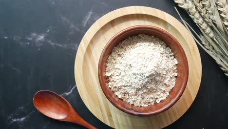 avena en un cuenco de madera