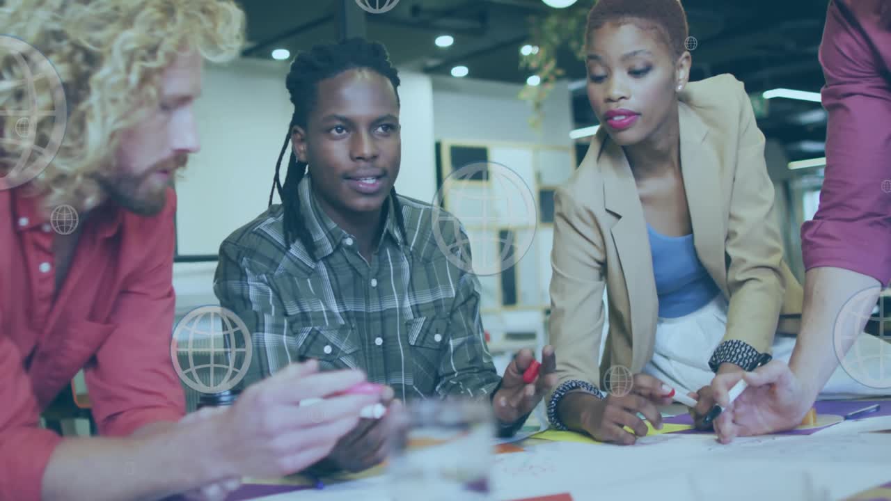 animación de globos con procesamiento de datos sobre diversas personas de negocios que trabajan en la oficina
