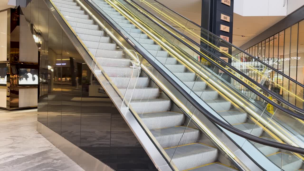 escaleras mecánicas subiendo y bajando en una tienda