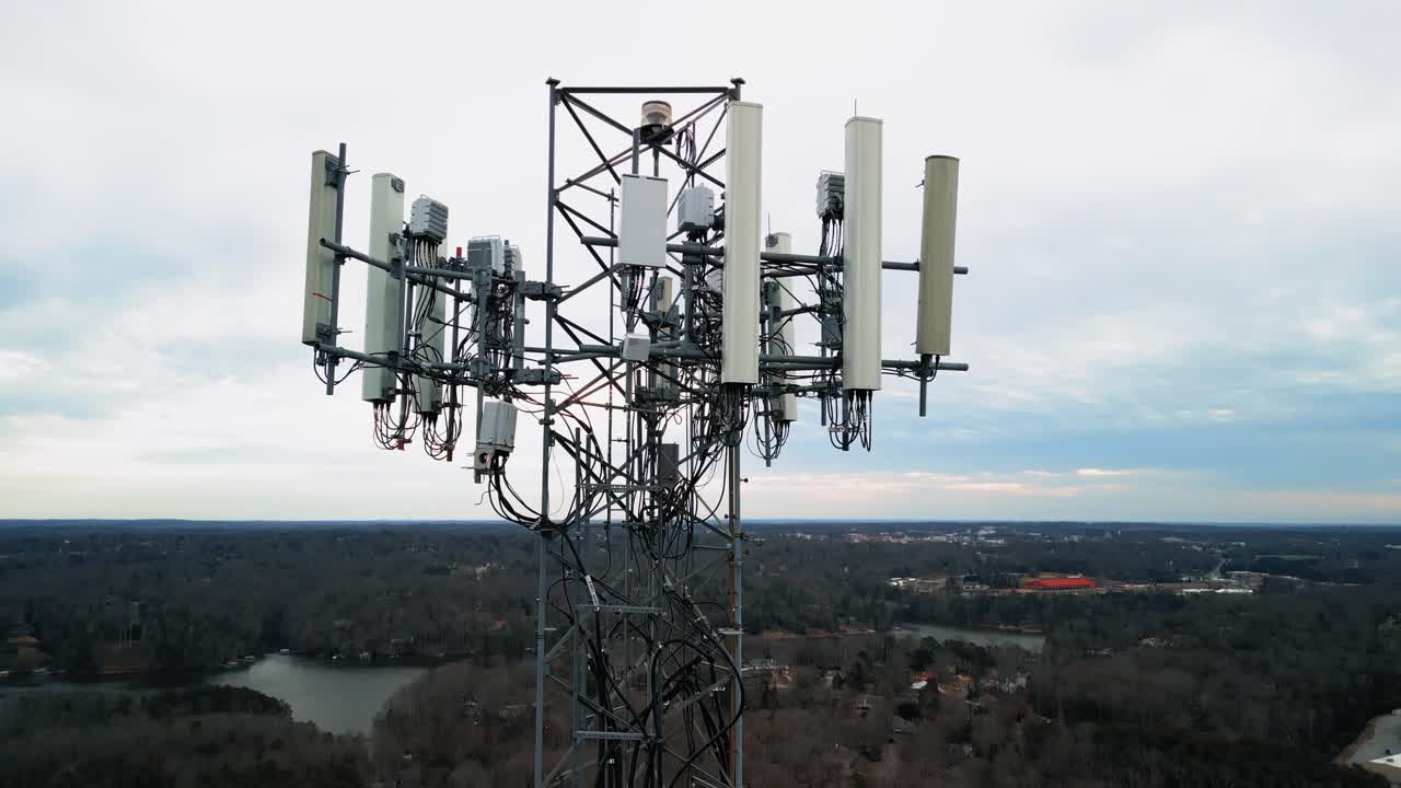 toma aérea de la torre de teléfono celular en la naturaleza