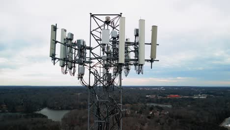 Toma-Aérea-Ascendente-De-La-Torre-De-Telefonía-Celular-En-La-Naturaleza