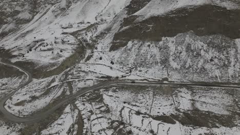 Camino-En-Las-Montañas-Con-Montaña-De-Nieve-En-El-Fondo-En-La-Temporada-De-Otoño