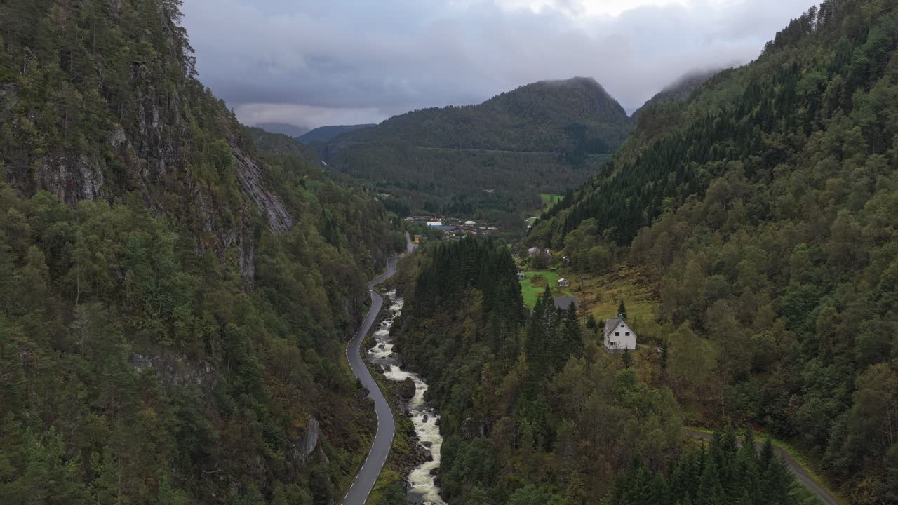 Vista aerea di una cascata di montagna che scorre in una remota valle norvegese