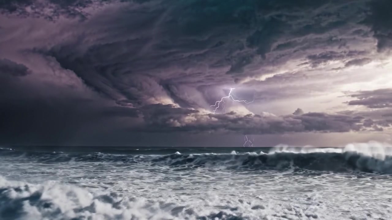 Dramatiske kysthimmeler: En visuell reise gjennom kraftige havbølger og stormfulle skyer fanget i to rammer av naturens majestet.