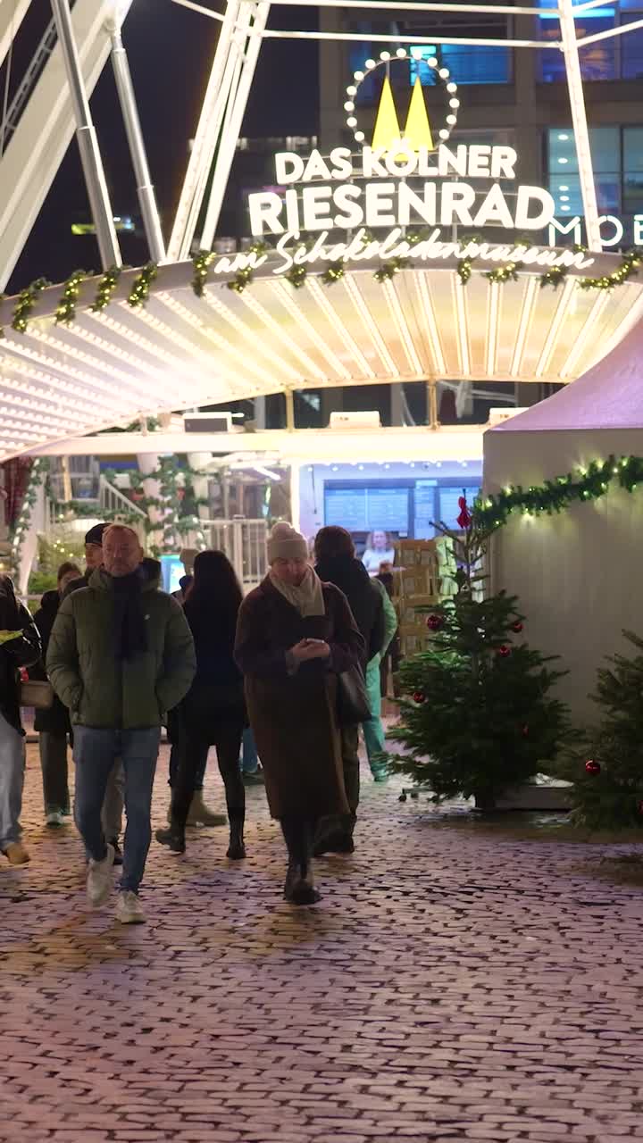 Serata di festa al mercatino di Natale di Colonia