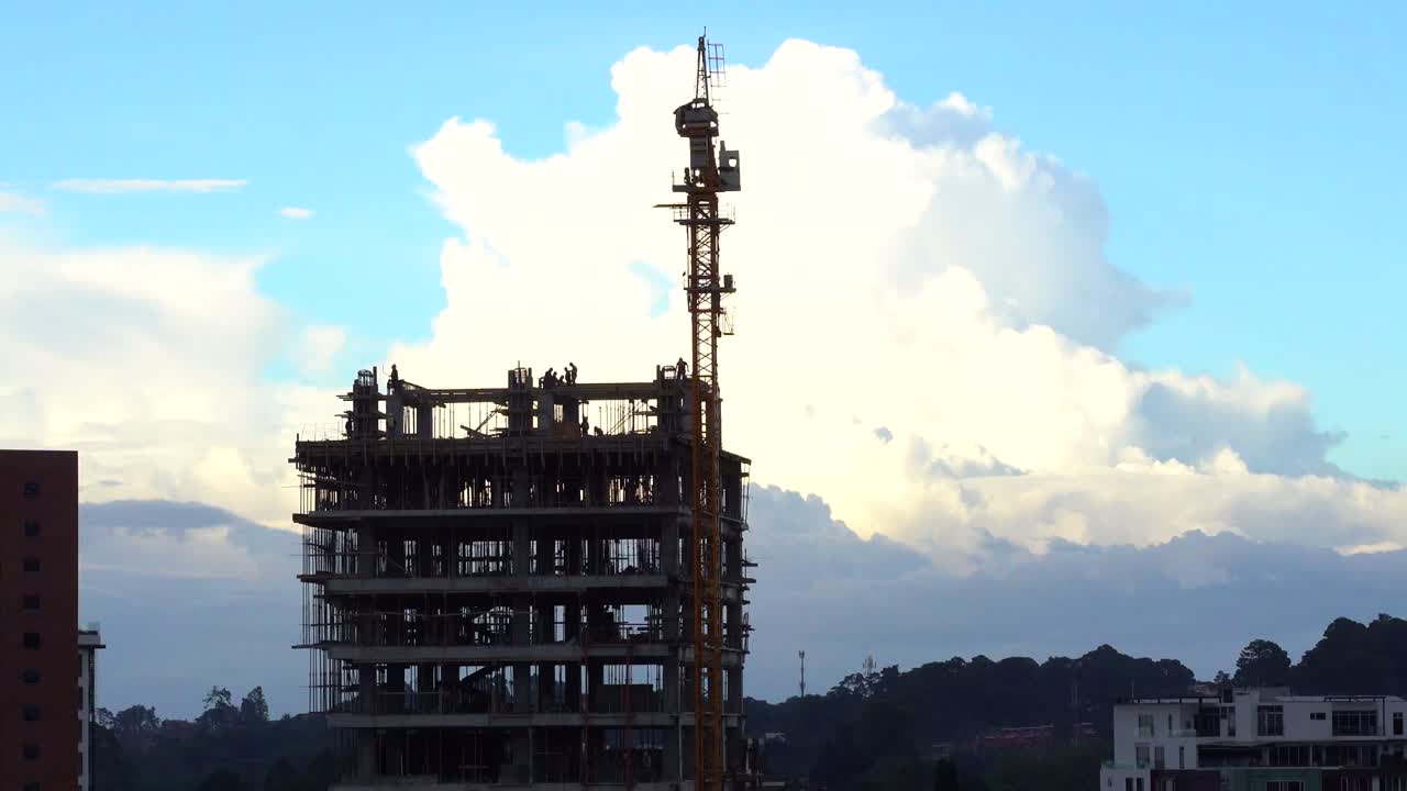 siluetas de trabajadores de la construcción