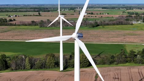 las turbinas eólicas en el noreste de wisconsin giran en el viento produciendo electricidad.