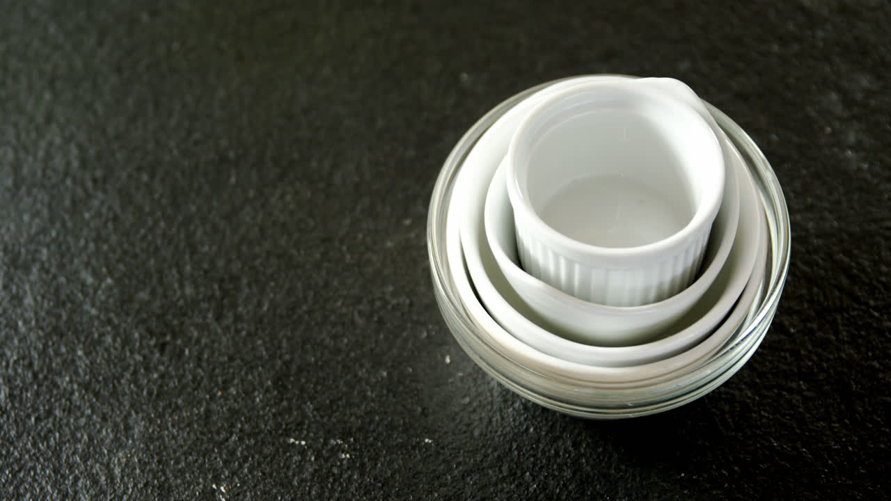 콘크리트 배경에 배열 된 그과 컵 4k