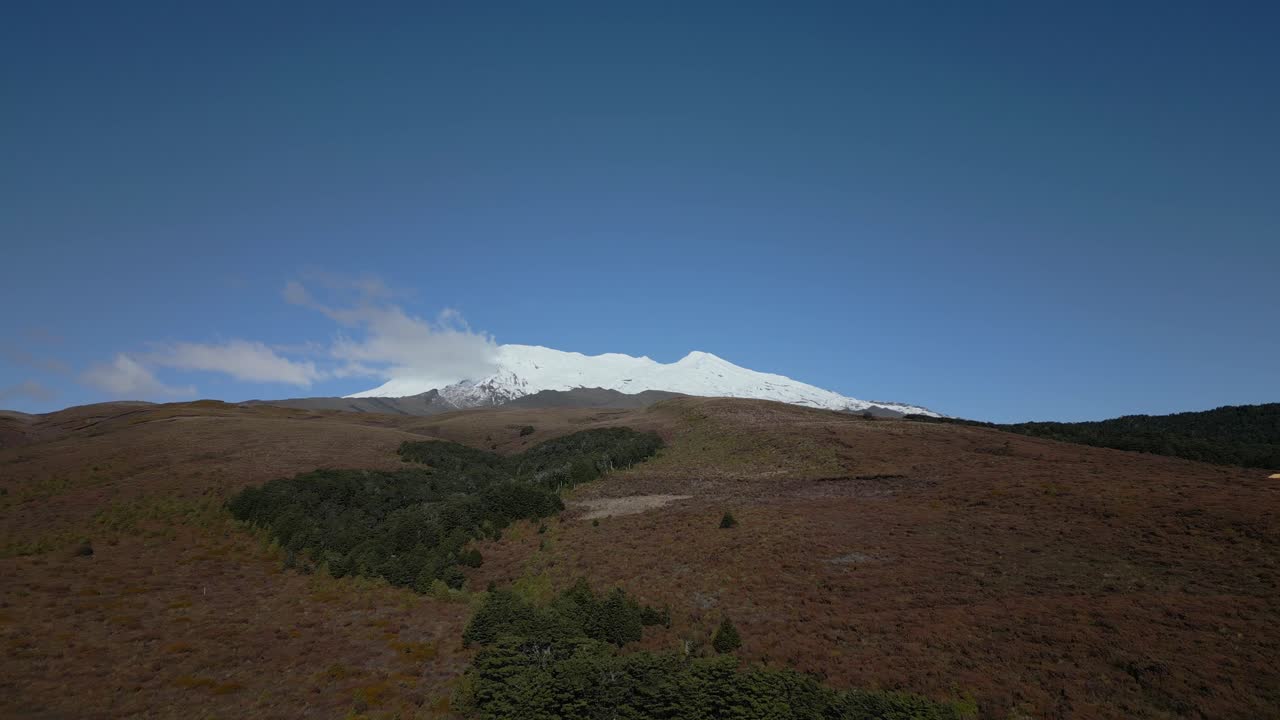un disparo de avión no tripulado volando hacia el monte ruapehu nueva zelanda, que ahora está cubierto
