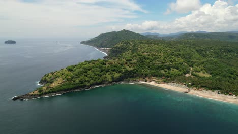 Schöne-Luftaufnahme-Von-Pantai-Prasi-In-Ostbali-An-Einem-Sonnigen-Tag-Mit-Blauer-Ozeanküste