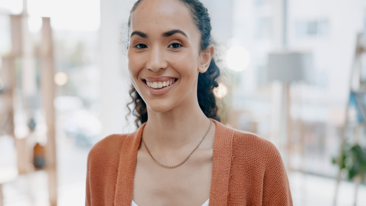feliz, sonriente y relajado con la mujer en casa