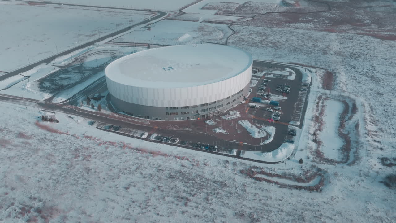 Vinterflygfoto över Mattamy Cycling Centre, snötäckt Ontariolandskap