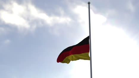 Flagge-Von-Deutschland-Halbmast-Im-Wind