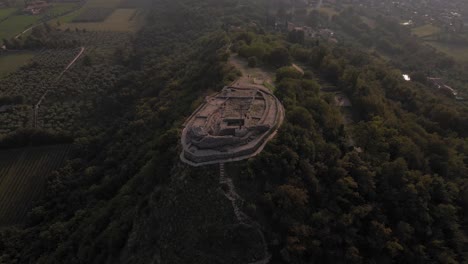 Birds-eye-view-on-scenic-ruins-on-summit-of-Rocca-di-Manerba,-Italy