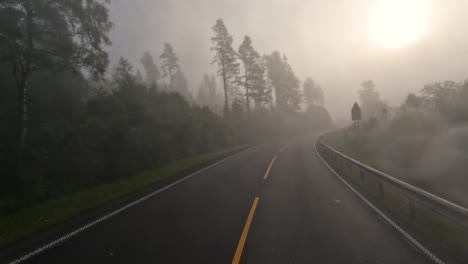 Niebla-En-Una-Carretera-De-Noruega.-Viaje-En-Coche-Pov.-Punto-De-Vista-Del-Vehículo-Conduciendo-Un-Coche-En-Una-Carretera-De-Noruega.