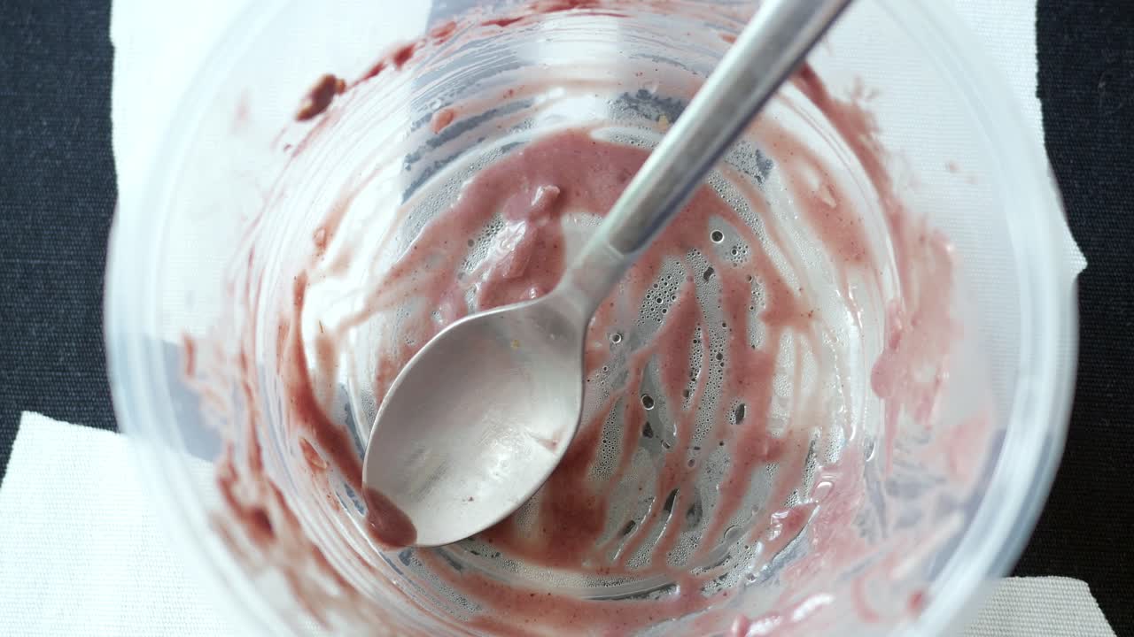 테이블에 먹은 후 빈 접시 ,